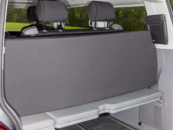 Das iXTEND Faltbett lässt sich auch auf dem VW-Multiflexboard gefaltet transportieren, wenn die Sitzbank völlig nach hinten geschoben wird.