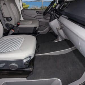 Veloursteppich-Set 3-tlg. Fahrerhaus VW Grand California ohne zusätzliche Luftstandheizung, ab Modelljahr 2022, Design „Titanschwarz“