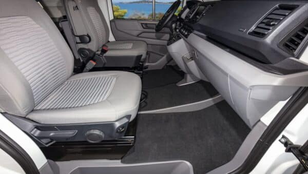 Veloursteppich-Set 3-tlg. Fahrerhaus VW Grand California ohne zusätzliche Luftstandheizung, ab Modelljahr 2022, Design „Titanschwarz“