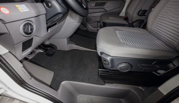 3-tlg. Veloursteppich-Set Fahrerhaus VW Grand California bis Modell 2021 ohne zusätzliche Luftstandheizung, Design „Titanschwarz“