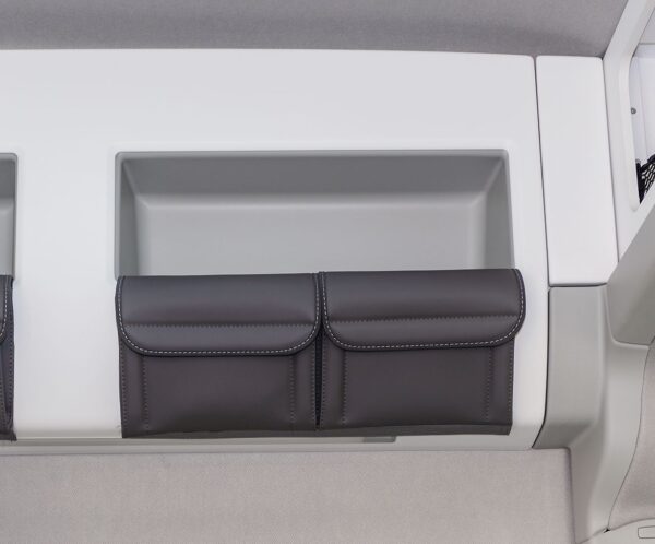 UTILITY 2 Taschen Ablageschrank rechts über der Sitzgruppe des VW Grand California 680
