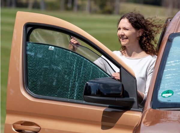 Die FLYOUT Moskitonetze für die Fahrer-/Beifahrerfenster lassen sich auch mit ISOLITE Inside für Fahrer-/Beifahrerfenster (Art.: 100701652) zur Verwendung in Kombination mit den VW-Lüftungsgittern benutzen.