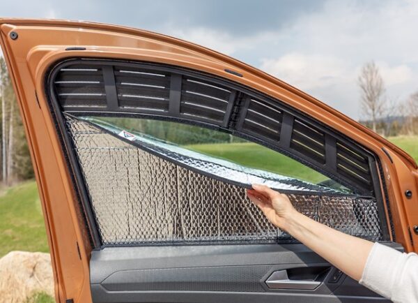 Anbringung ISOLITE Inside beide Fahrerhaus-Seitenfenster VW Caddy 5 / Caddy California zur Verwendung mit den VW-Lüftungseinsätzen (VW Art. 2K7 847 749/750)